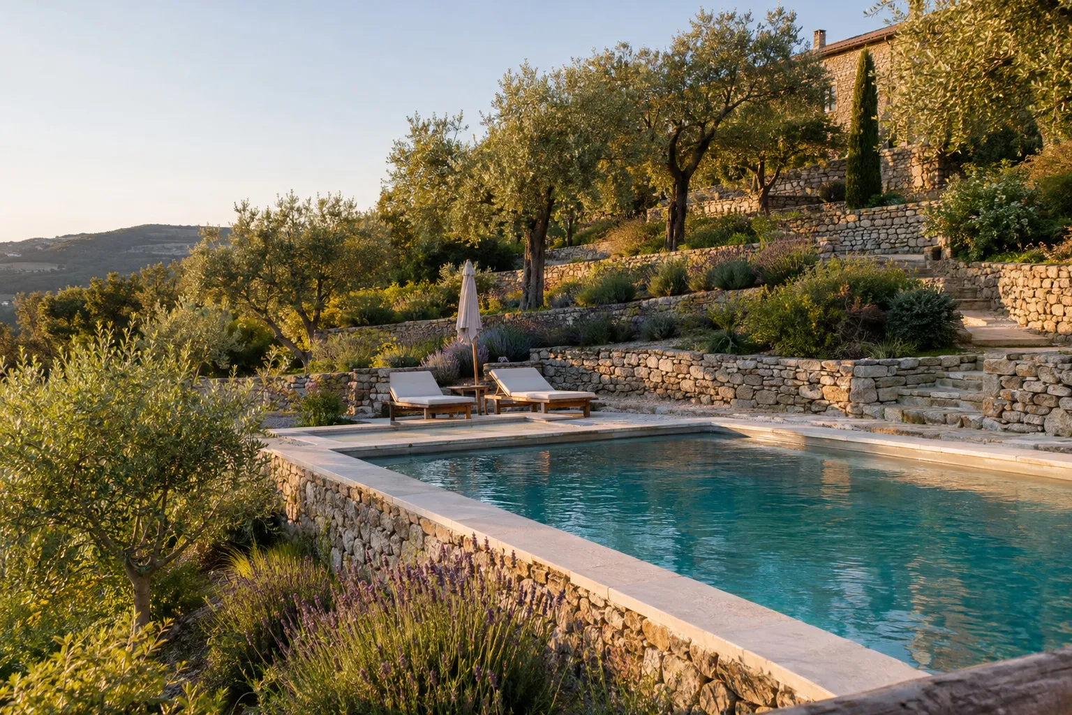 Piscine terminée entre des restanques de pierre sèche, oliviers et lavande